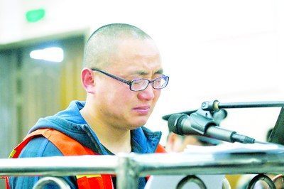 　4月20日，在江西九江中级人民法院第三审判庭，灭门案犯罪嫌疑人徐心联落泪忏悔。  新华社发胡国林摄