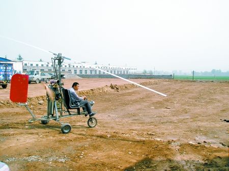 农民自制飞机飞1公里仪表盘用不锈钢饭盒改成