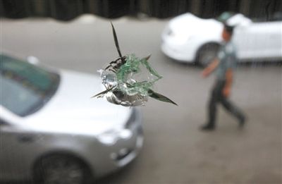 昨日，海淀区北洼东街蜀乡餐厅玻璃上出现的疑似弹孔。16日晚，一名醉汉与餐厅人员起冲突，其同伴用枪状物射击将餐厅玻璃击穿。新京报记者 吴江 摄