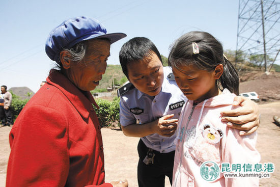 民警在劝慰小琴，问她是否想去北京，但被孩子拒绝了。
