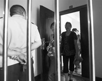 藏匿在杭州长睦锦苑单元房内的非法出售人体器官窝点已被彻底捣毁 晚报 王浩然 现场图片