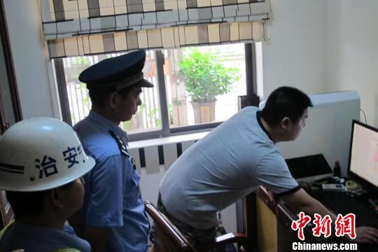 6月30日，警方到涉嫌在互联网散布谣言的曾某某住处进行调查取证。 王正祥 摄