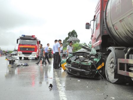 6月30日，车祸现场，罐车车头“骑”在出租车上。