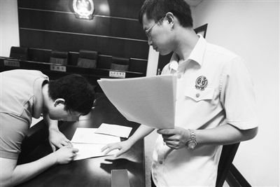 ��������ͥ���¼��ǩ�֡����գ���MM��Ԣ��һ��Ա���ϴ�������Ƶ�ڷ�Ժ�����¾������� ����� ��