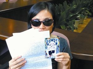 手举申诉材料和儿子的照片，杨轻不知何时才能与儿子相认。