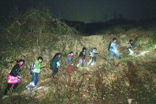 贵州山区小学生每天打手电筒翻3座山头去上学
