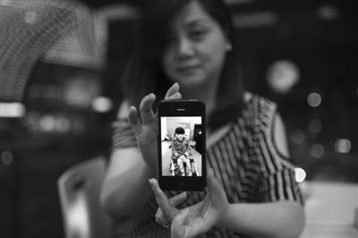 5��8�գ�������˫�ţ�֣��չʾ�ֻ���Ů������Ƭ������Ů�������ɻ�ճ����10�꣬���ڻ�û���ҵ����ӻ������ҩ�