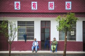 6月2日,常宁市西岭镇敬老院,里面住着六七十位老人,他们大多为无儿无女的五保老人。图/记者李坤 6月2日,常宁市西岭镇敬老院,里面住着六七十位老人,他们大多为无儿无女的五保老人。图/记者李坤