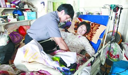昨天,渝北区茨竹镇,何家明无微不至地照顾着高位截瘫的前妻周胜群.