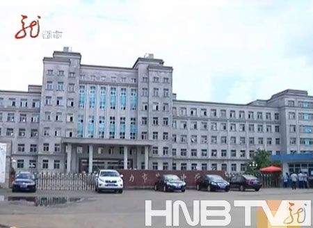 �����е�һ��ѧ��Ůѧ������������ ���������ڱ������¥����ͼƬ������Ƶ��ͼ��