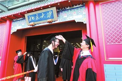 毕业拨穗仪式。京华时报记者 王海欣 摄