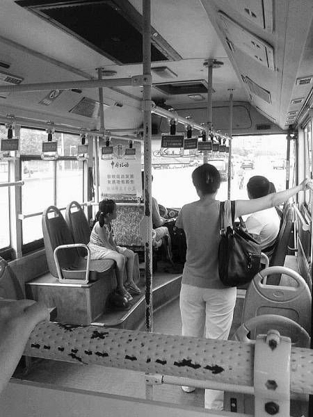 被找到的小女孩再次回到公交車上。毛慧供圖