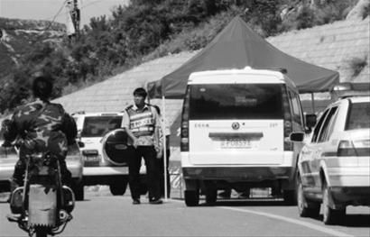  ���գ���«����������Ӿ��ÿ��������ڹ�·���о���ͣ�����񾯶Թ������������̲顣 ����������������פ��«������ ���� ��