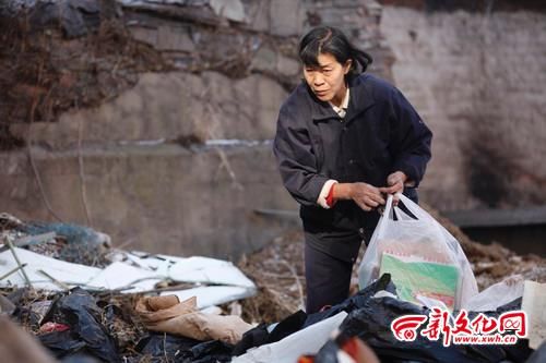 张广娟坚持每天捡废品，然后帮助那些需要帮助的人。记者 孙晶磊 摄