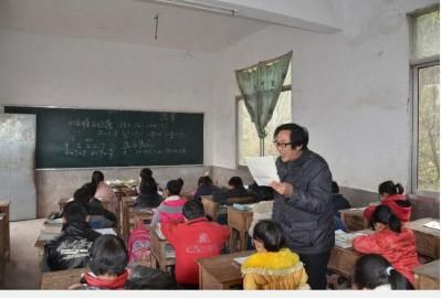 1月2日，杨国伍为学生们上课。 