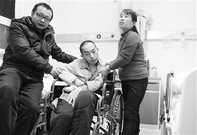 的李春霞已经照顾了家中四个重症患者,分别是患了小脑萎缩的前夫米全