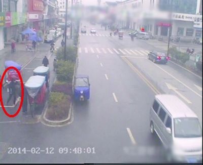 尽管嫌疑人拿走了金店内的监控设备,但他逃离过程中仍被道路监控拍下(红圈中为嫌疑人)。 尽管嫌疑人拿走了金店内的监控设备,但他逃离过程中仍被道路监控拍下(红圈中为嫌疑人)。