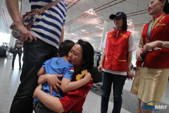 3岁荷兰小孩机场走丢 记者跟拍乘客寻子记