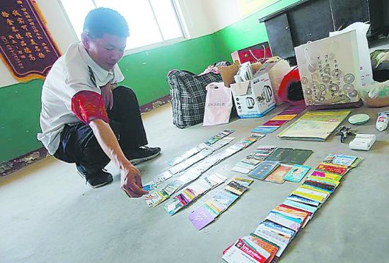 乘客坐公交遗失物品已堆满公交公司仓库遗失物品公交车上落东西