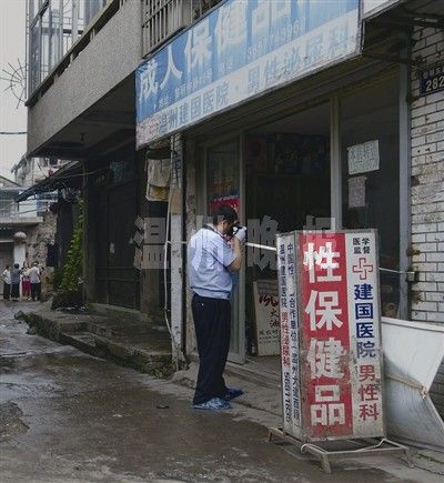 受害人是成人保健品店女老板,经抢救无效死亡 女凶犯边捅边喊:“叫你勾引我老公……”案后未逃离,被警方当场抓获 受害人是成人保健品店女老板,经抢救无效死亡 女凶犯边捅边喊:“叫你勾引我老公……”案后未逃离,被警方当场抓获