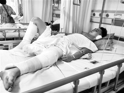 受害人左某全身打着绷带躺在病床上. 南国都市报记者 林文泉摄