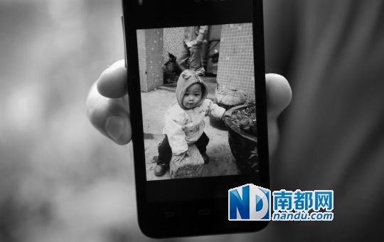 2岁半毛毛生前的照片，好动的他受到不少邻居的喜爱。南都记者 叶志文 摄 