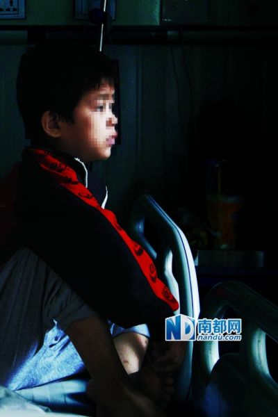 7岁的杨郁(化名)血癌复发，父亲是“深圳联防队员强奸案”主犯，母亲遗弃了他，抚养他的奶奶也去世了。据司法部调研数据，我国服刑人员未成年子女总数逾60万，曾受到过社会救助的仅占总数的5 .2%。