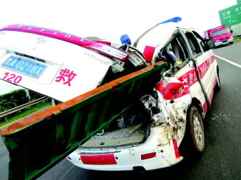 急救车高速路救伤员时被追尾 1名施救医生身亡