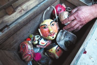 张志中家里留存的“猴头面具”，成“压箱底”宝贝。