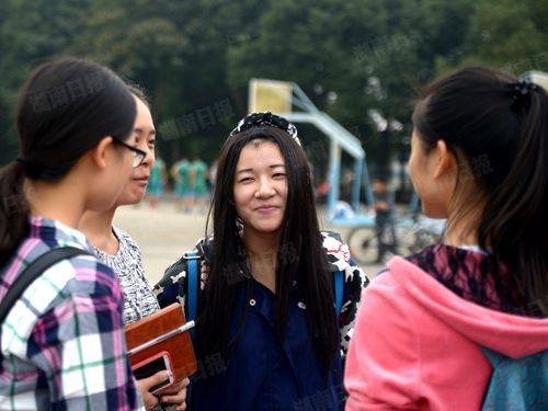 　　10月21日，王李思娜在校园里与同学聊天。本报记者 田甜 摄
