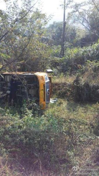 湖南岳阳1辆校车翻车|校车