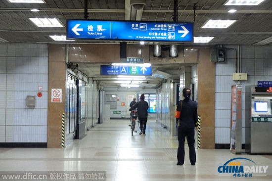 2014年10月29日，北京，三老外将自行车推出地铁站。