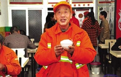 黄焖鸡味美量足,米饭更是对环卫工敞开供应。 黄焖鸡味美量足,米饭更是对环卫工敞开供应。