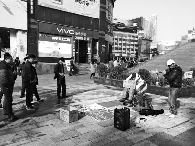 男子街头卖艺救父被骂骗子 市民称太惨像小说