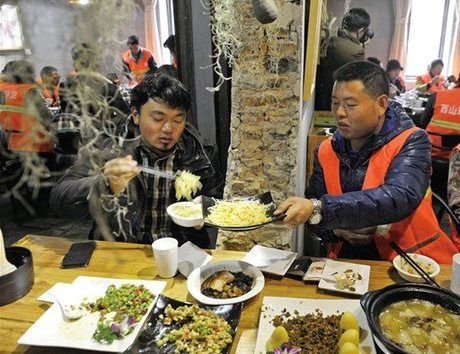 与环卫工们一起吃饭的,还有16个"艺术青年".