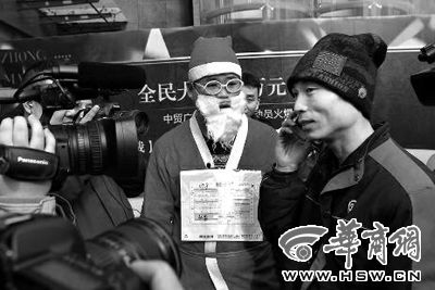 快递员通知到货 本组图片由华商报记者 闫文青 实习生 张燕宏 摄 快递员通知到货 本组图片由华商报记者 闫文青 实习生 张燕宏 摄