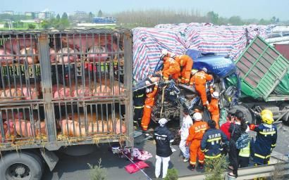 一輛貨車被擠變了形。 一輛貨車被擠變了形。