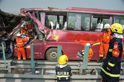 3月29日,成綿高速復線發生15起車禍,大巴車車頭受損嚴重。 3月29日,成綿高速復線發生15起車禍,大巴車車頭受損嚴重。
