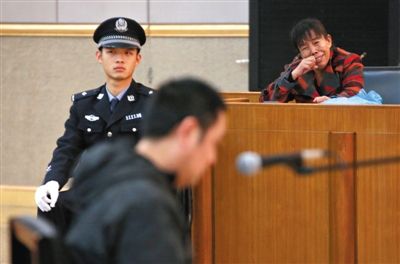 被害人的母亲在法庭上情绪激动，不断发出质问。因琐事持刀杀人，并逃亡8年的王清明昨日在一中院受审。 新京报记者 王贵彬 摄
