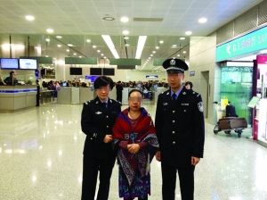 　妻子（中）最终回国自首 警方供图