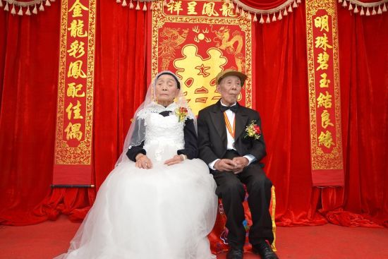 94岁抗战老兵为让老伴快乐举办钻石婚礼(图)|老