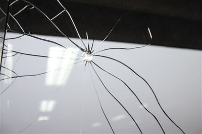 北京:高层办公楼窗户现疑似弹孔 警方调查|办公