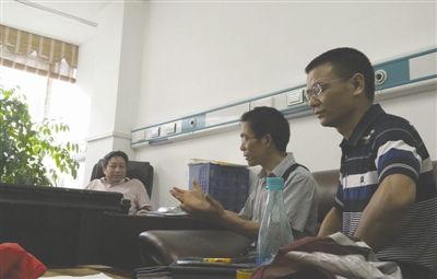 7月9日,徐先生(中)和亲友与院方(左)交涉。