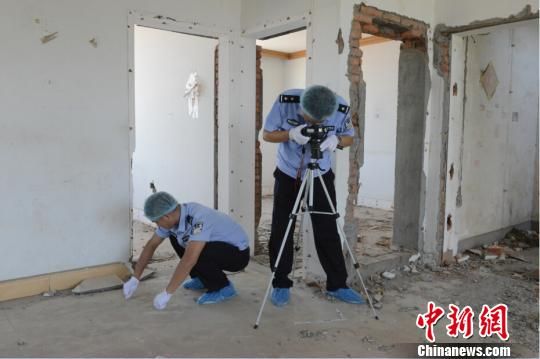 民警现场勘查 钟欣 摄