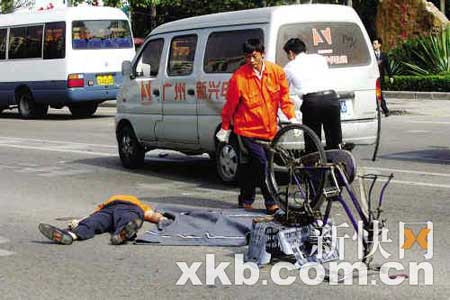 男子横过马路被车撞飞当场死亡(图)