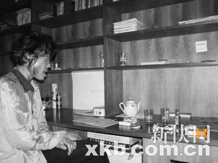 父子家中持铁棍菜刀互殴均受重伤(图)