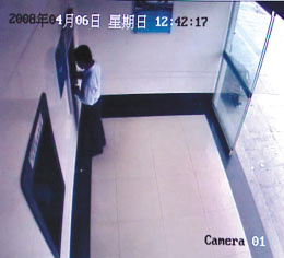 男子在柜员机用假币换真钞被摄像头拍下(图)