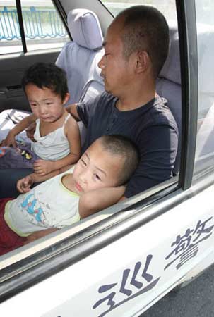 男子欲携儿女跳桥逼妻子为其联系情人(图)