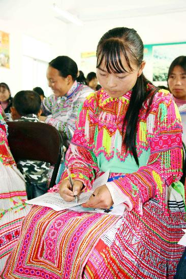 图文:安徽休宁对少数民族妇女进行科技培训(2)