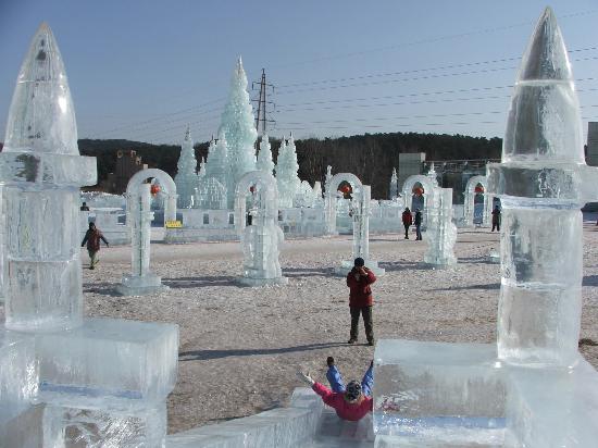 社会新闻 正文        1月6日,游客在沈阳棋盘山冰雪大世界"百塔林"里